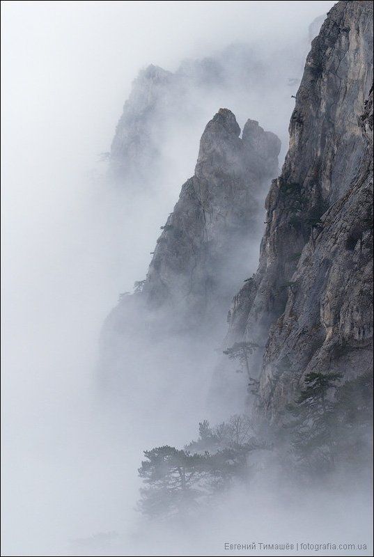 Скалы Ай-Петри в облаках фото превью