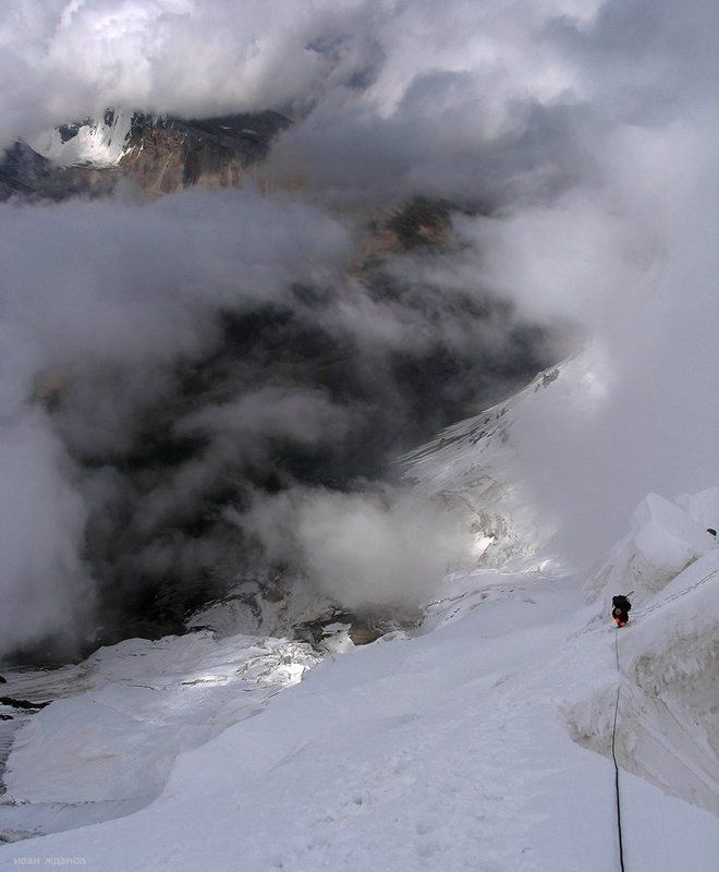 горы, памир, восхождение, туризм, альпинизм Над черною бездной фото превью