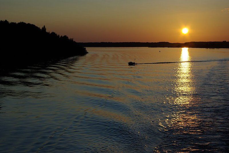 река,лодка,закат Вечерняя река фото превью