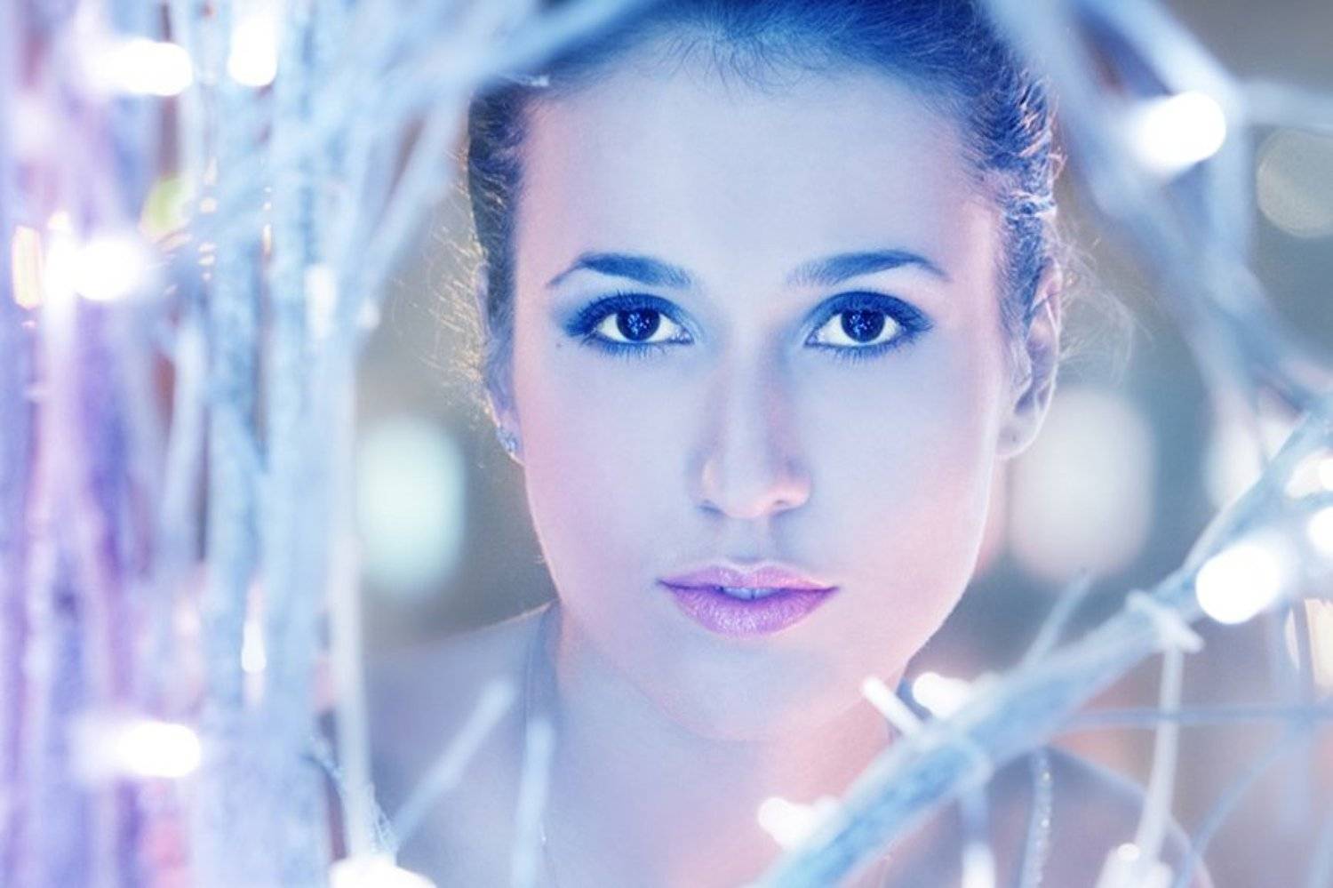 девушка, белые, кусты, обмотанные, фоняриками, в городе, veverka