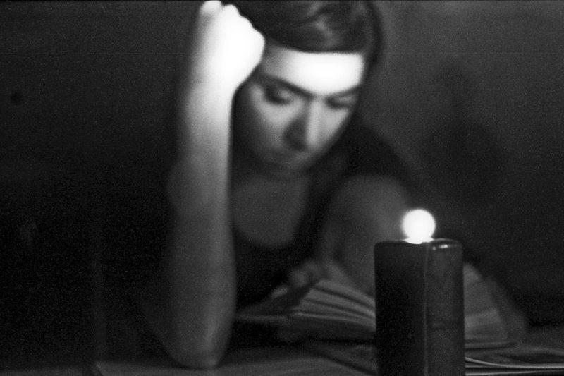 свеча, чтение, свет Чтение фото превью