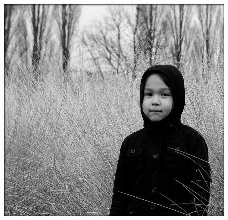 Портрет девочкий в черном фото превью