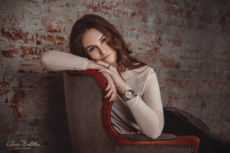 девушка, кресло Мария фото превью