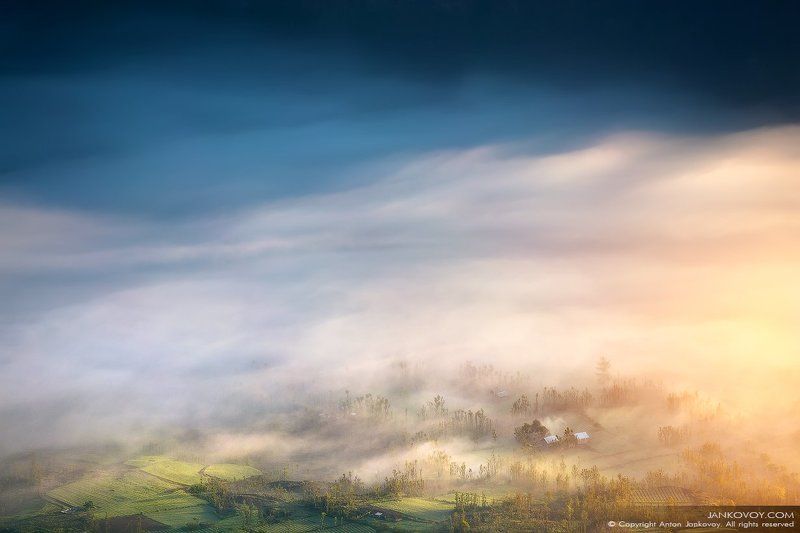 Индонезия, Бали, рассвет, туман, облака. солнце, путешествия, пейзаж, природа, утро,  Тумана тихая лазурь фото превью