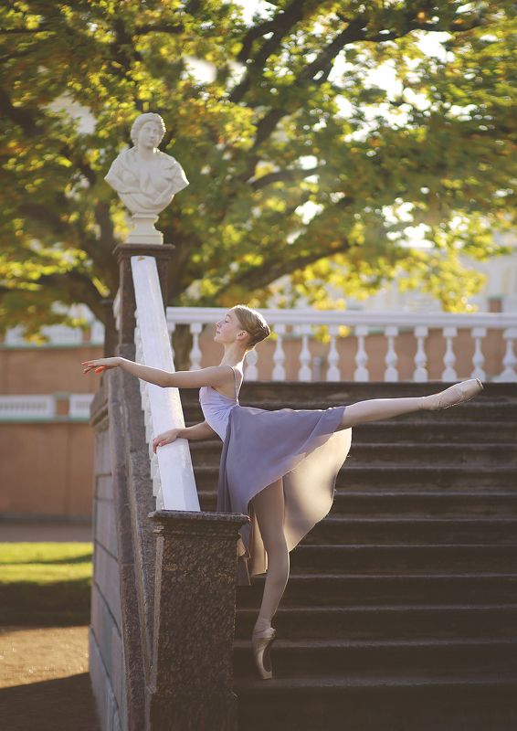 девушка, красивая, балерина, на природе, в парке, портрет, балетные движения, гибкость, свет, цвет, осень, фотография  фото превью