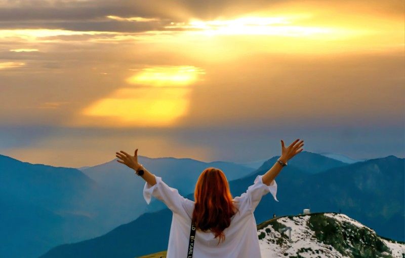 Человек и горы. фото превью