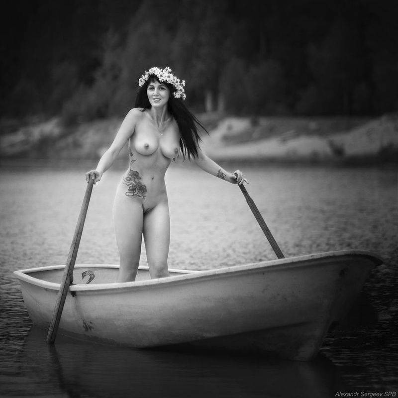 девушка,обнажённая,красота,гармония,линии,форма,естественность,настроение,лодочка,ч/б Забавная эротика фото превью