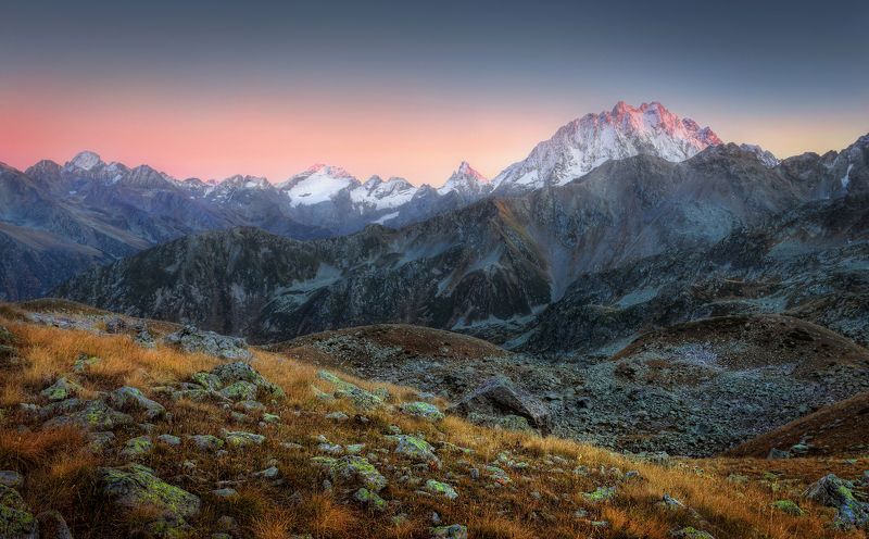 горы Кавказ Карачаево - Черкесия Архыз скалы камни перевал Габулу Среди горных вершин.. фото превью