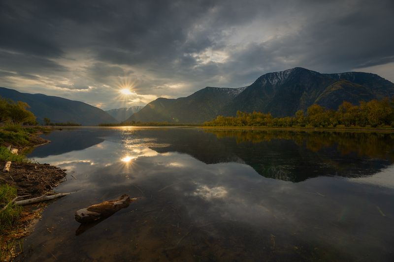 Восход на Телецком озере фото превью