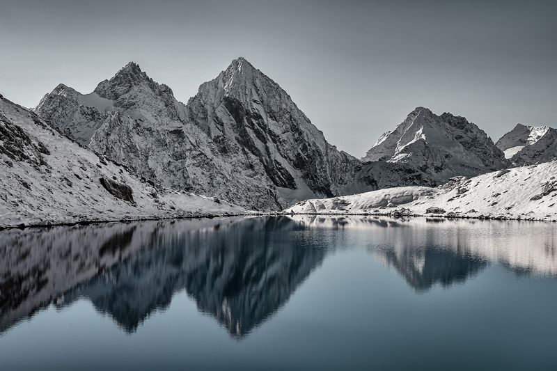 кавказ, горы, карачаево-черкесия, махар, озеро, горное озеро, отражение, нахар, кавказский хребет, горный пейзаж Отражение вершин фото превью