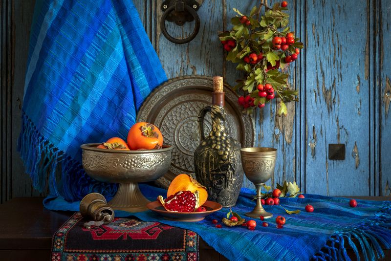 Хурма, бутылка, драпировки, кольцо ,стена ,кубок, ваза с фруктами, гранат, боярышник. Синька фото превью