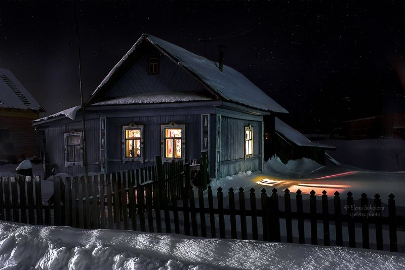 ночь, зима, село, дом Свет в окошке фото превью
