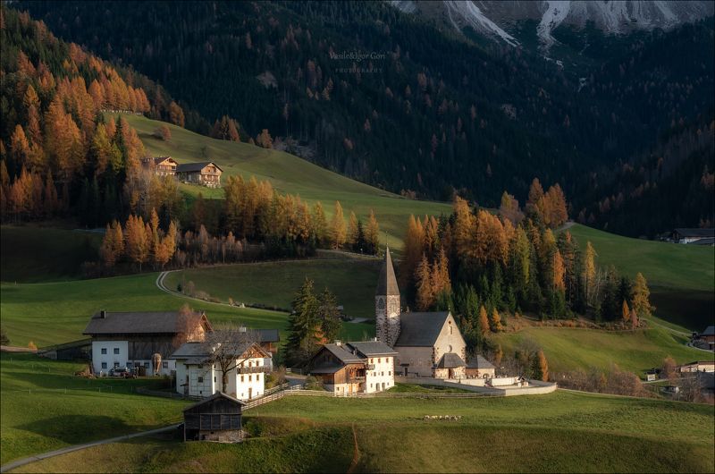 доломитовые альпы,santa maddalena,деревня,val di funes,осень,odle,италия,alps,ranui,san giovanni,церквушка,hills,colors,mountain Пастораль с овечками фото превью