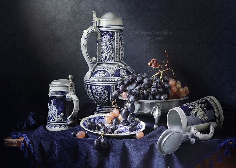 натюрморт, синий, классический,кувшин,валторна, ноты, керосиновая лампа, груши, виноград, кружка Синий цвет в натюрмортах фото превью