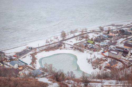 Озеро и река