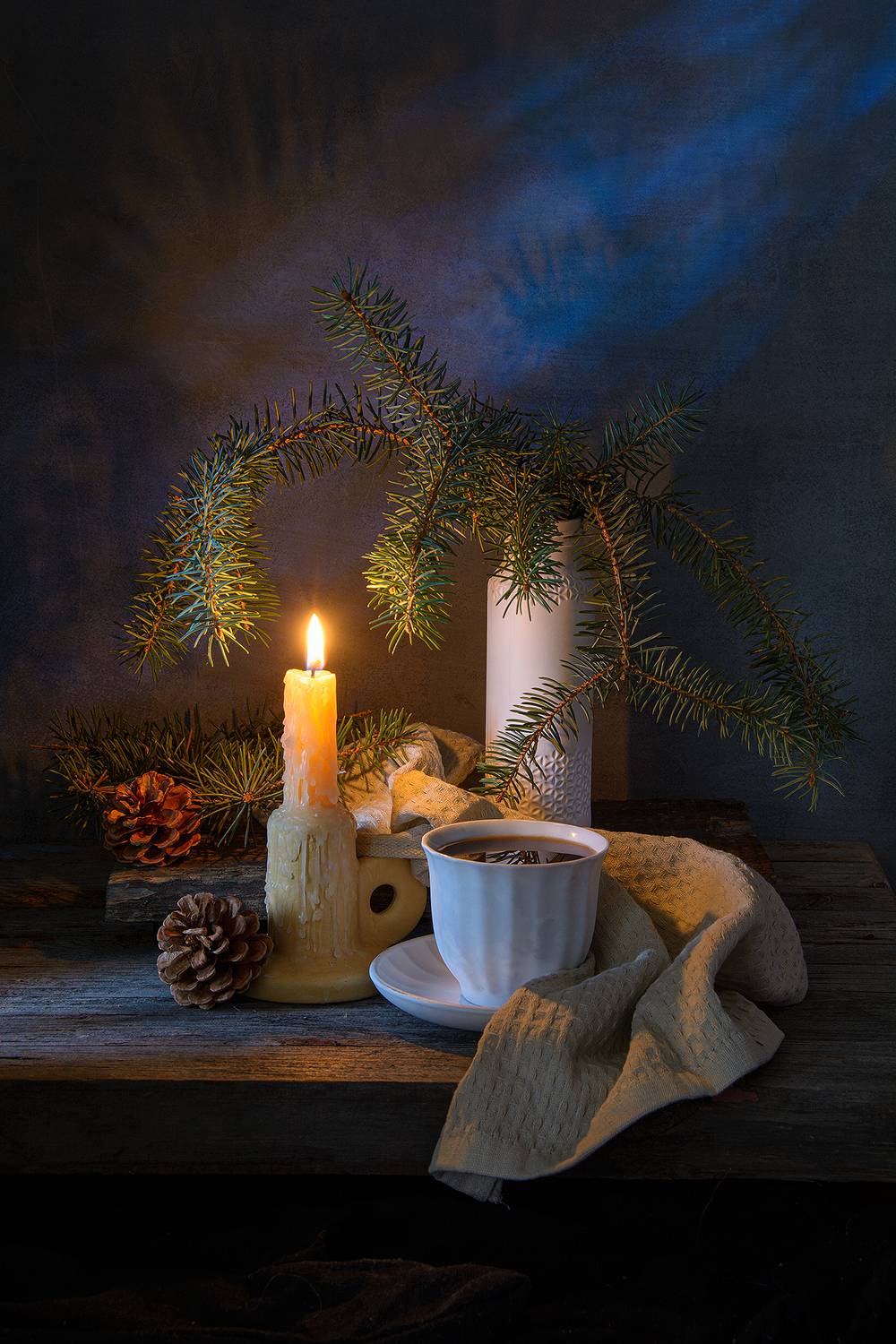 еловые ветки, свеча, шишки, чашка, кофе, блюдце, Баг Алексей