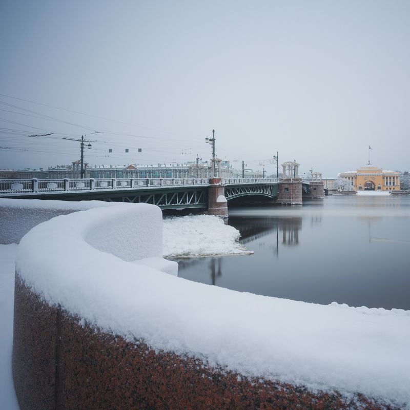 Дворцовый мост зимой фото превью