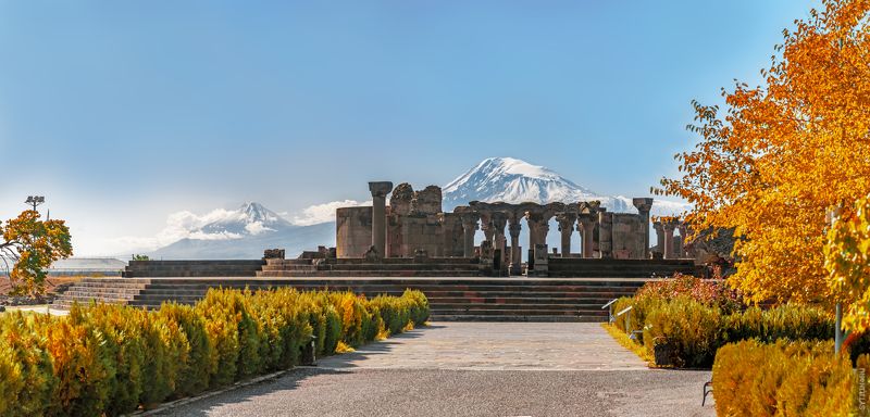 Храм, Звартноц, осенний, Арарат, гора, снежный, шапка, осень, древний, достопримечательность, вера, христианский, кавказ, закавказье, Ереван, Армения, Панорама храма Звартноц на фоне горы Арарат. Окрестности Еревана. Армения фото превью