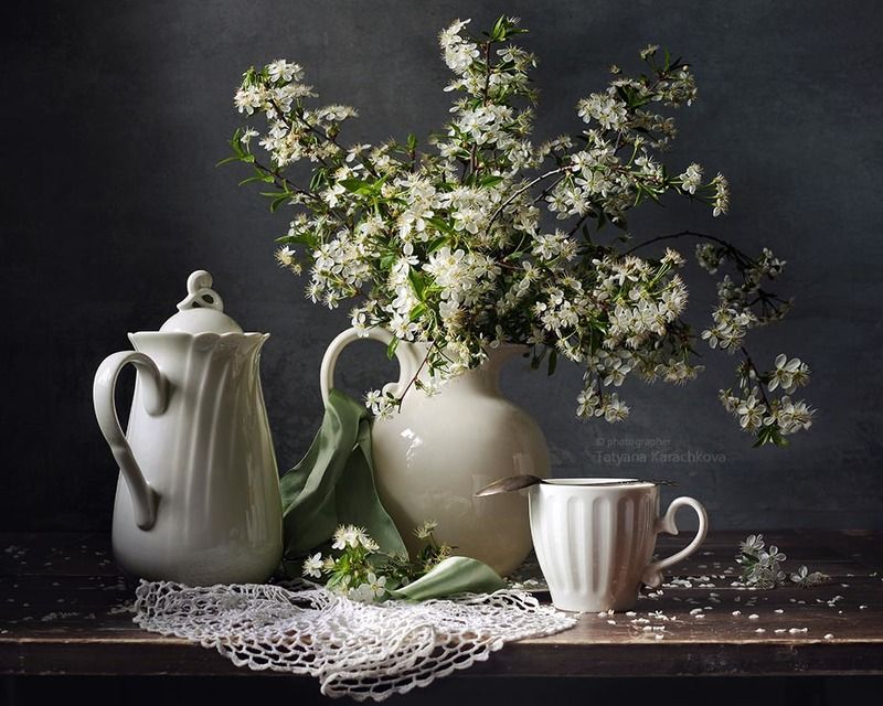 натюрморт, пионы, розы, белый,зефир, белая посуда,  вишневые ветки Белый цвет в натюрмортах фото превью