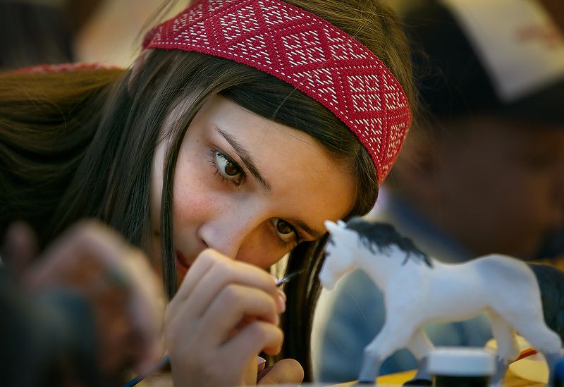 уличный женский портрет, жанровый портрет  фото превью