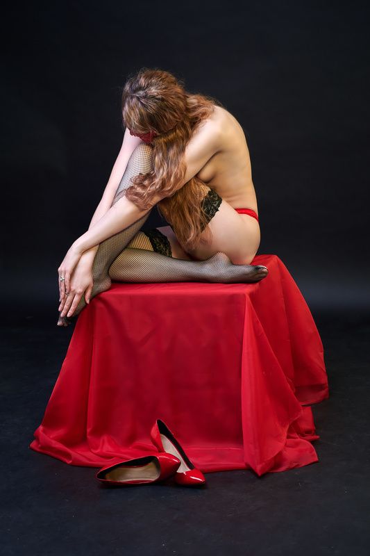 Beautiful girl in the studio фото превью