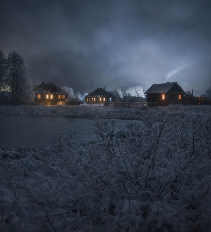 Тёплый свет в вечерних окнах фото превью