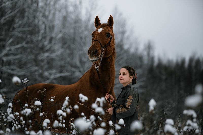 девушка конь костер огонь зима снег лес поле славянка Василиса фото превью