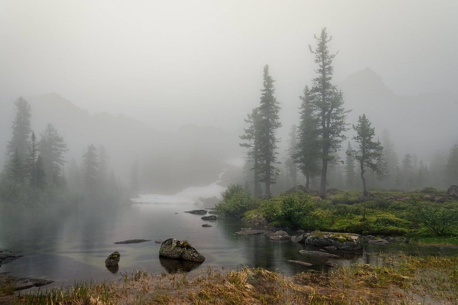пейзаж, природа, озеро, туман, непогода, дождь, ергаки, горы, хребет, красноярский, красивая, большой, высокий, трава, путешествие, камни, отражение, тихо, спокойно, Дмитрий Антипов