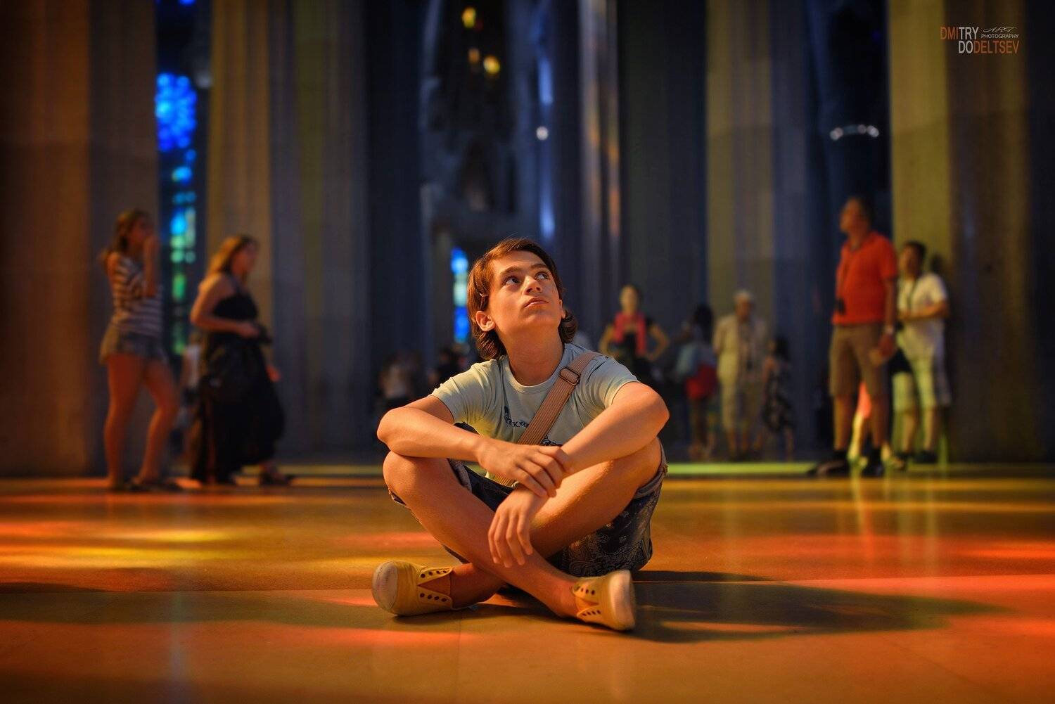 мальчик, парень, Саграда Фамилия, Испания, Барселона, свет, колонны, храм, Дмитрий Додельцев