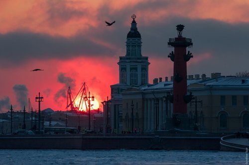 Морозное питерское солнце уходит за горизонт
