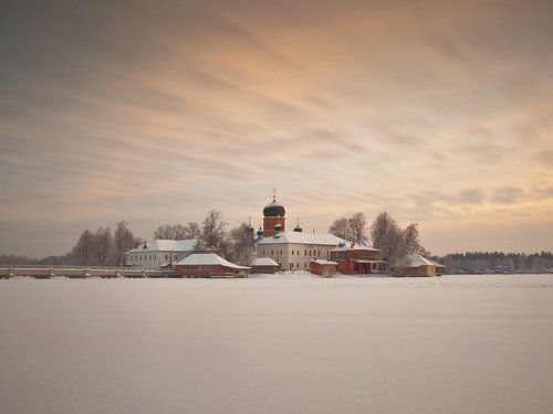 Запорошило церкви купола