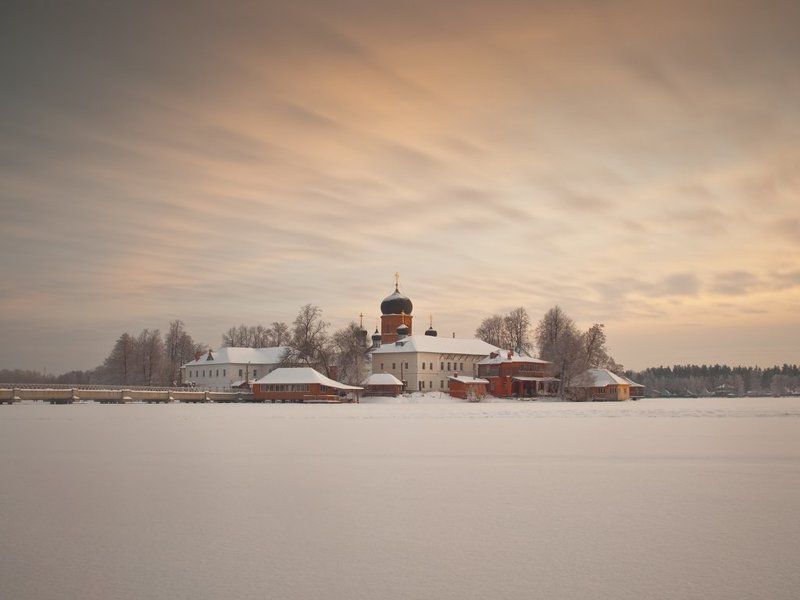 Покров, монастырь, пустынь, храм, Крещение, закат, зима Запорошило церкви купола фото превью