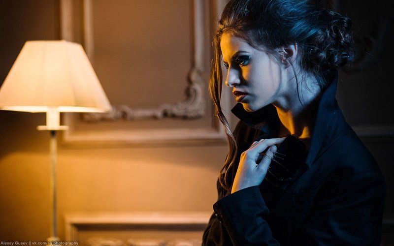 girl,beauty,noir,lamp,night,coat Beauty is your curse фото превью