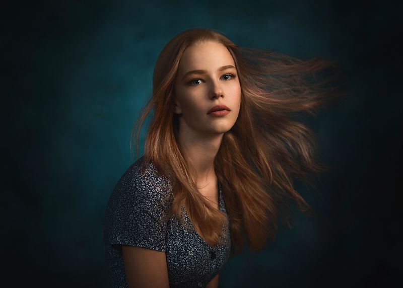 девушка, свет, тень, студия, ветер, волосы, взгляд, ткань *** фото превью