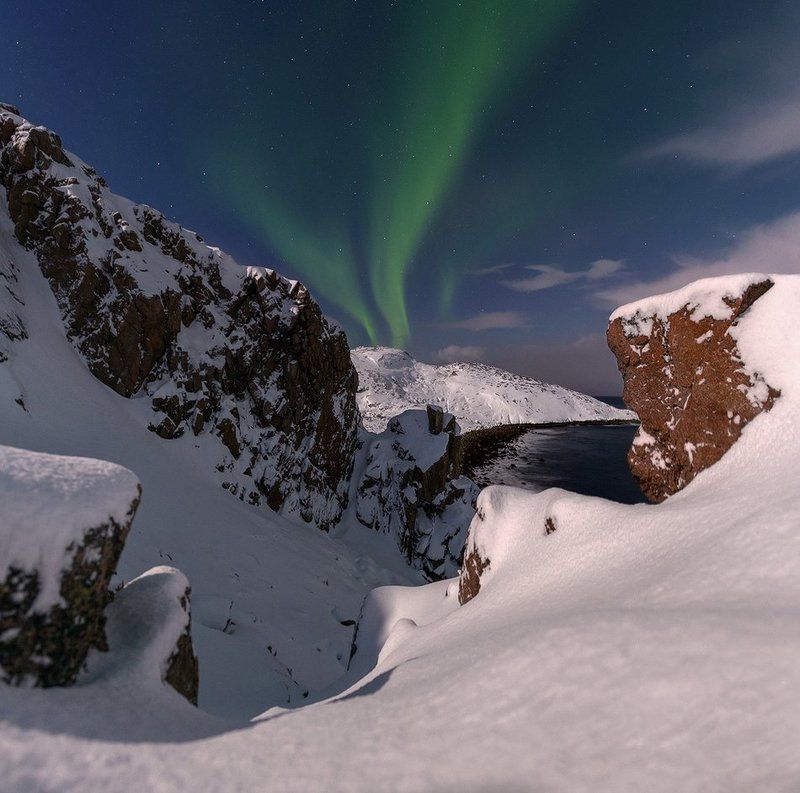Aurora borealis, Баренцево море, Заполярье, Зима, Кольский п-ов, Ночной пейзаж, Ночь, Побережье, Север, Северное сияние, Скалы, Териберка Лунной ночью... фото превью