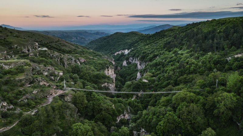 Армения, Сюникская область, пещерный город Хндзореск, подвесной мост Армения фото превью
