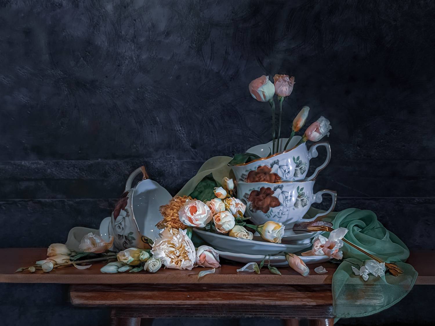 натюрморт, низкий ключ, darkphoto, цветы, эустома, чайные_истории, посудафото на телефон, Боровских Светлана