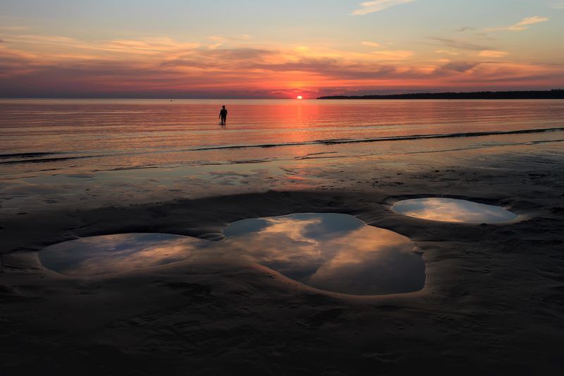 Облака в лужах фото превью