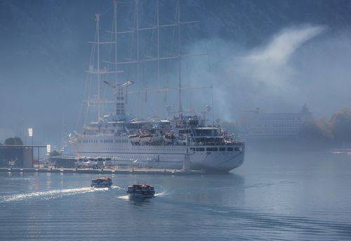 Большая яхта в Которе