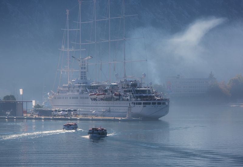 яхта, море, Котор, пейзаж Большая яхта в Которе фото превью