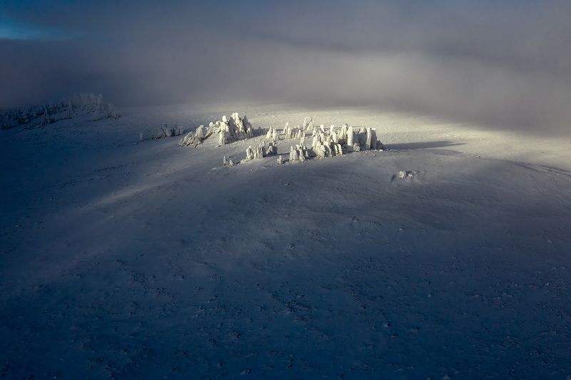 якутия, улахан-сис, зима Каменный город в снежной пустыне фото превью