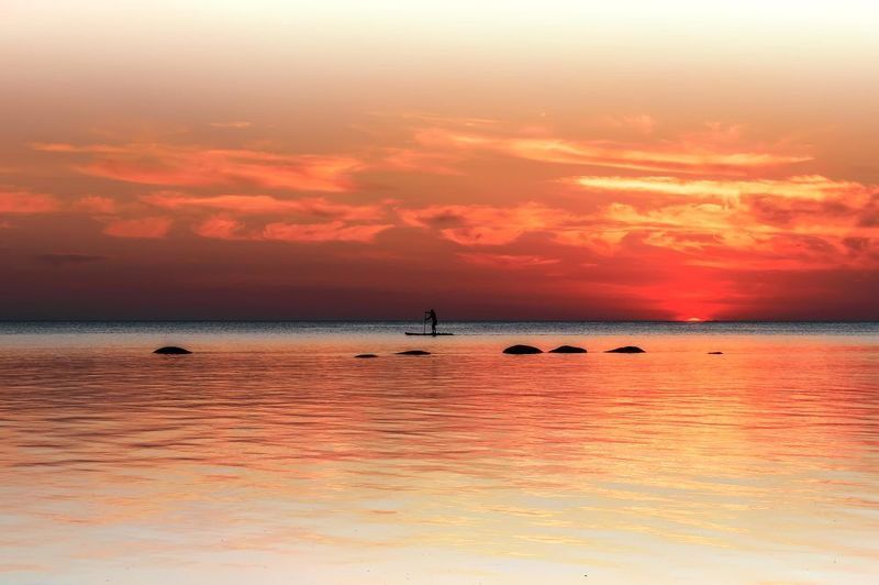 Прогулка на сапах на закате фото превью