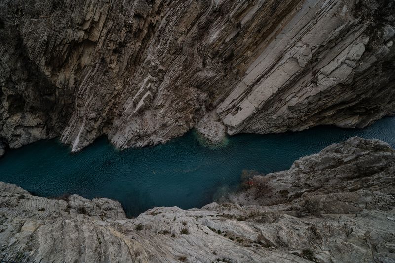 Россия, Дагестан, Казбековский район, река Сулак, Сулакский каньон, пещера Нохъо В Сулакскиом каньоне фото превью