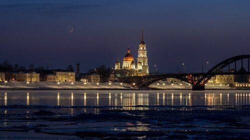 Вечерний Рыбинск. Молодая Луна.