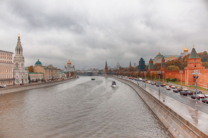 Вид на храм Христа Спасителя с Большого Москворецкого моста. фото превью