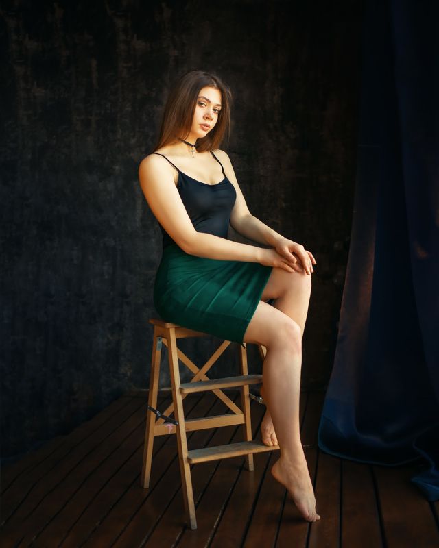 Beautiful girl in the studio фото превью