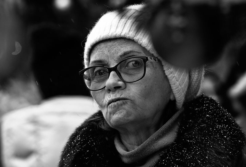 чб фото, уличный зимний женский портрет, горожане, люди и город, прохожие, москва Горожане фото превью