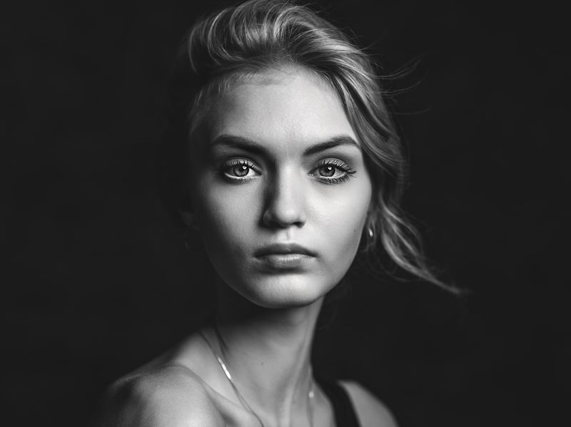 woman portrait Вика фото превью