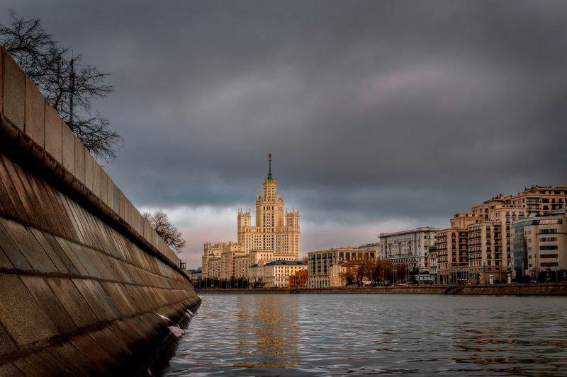 Москва, высотка, Москва-река Высотка на Котельнической набережной фото превью