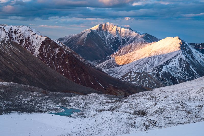 Якутия, Сунтар-Хаята, горы, снег Морены под ледником фото превью